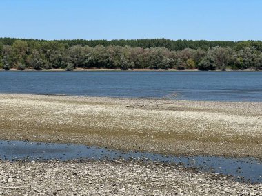 Vukovar - Hırvatistan (Rijeka Dunav sa pjescanim sprudovima uz arheoloski lokalitet Vucedol, Vukovar - Hrvatska)