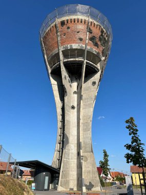 Hırvatistan birliğinin bir sembolü olan Vukovar su kulesi anıtı, Hırvatistan (Memorijalni spomenik Vukovarski vodotoranj - simbol hrvatskog zajednistva - Srijem, Hrvatska)