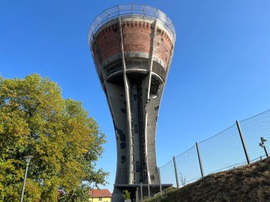 Hırvatistan birliğinin bir sembolü olan Vukovar su kulesi anıtı, Hırvatistan (Memorijalni spomenik Vukovarski vodotoranj - simbol hrvatskog zajednistva - Srijem, Hrvatska)