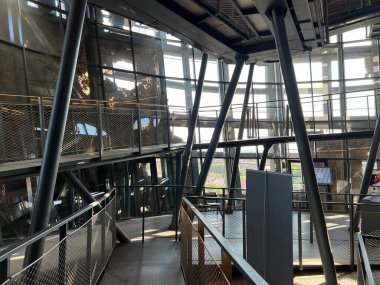 Merdiven ve tesisatı olan Vukovar su kulesinin içi, Hırvatistan (Unutrasnjost vukovarskog vodotornja sa stubistem i instacijama - Srijem, Hrvatska)
