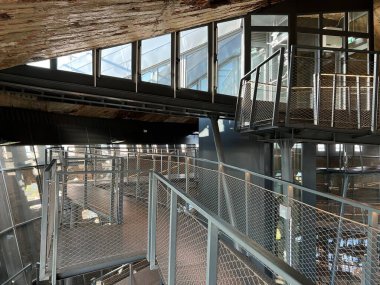 Merdiven ve tesisatı olan Vukovar su kulesinin içi, Hırvatistan (Unutrasnjost vukovarskog vodotornja sa stubistem i instacijama - Srijem, Hrvatska)