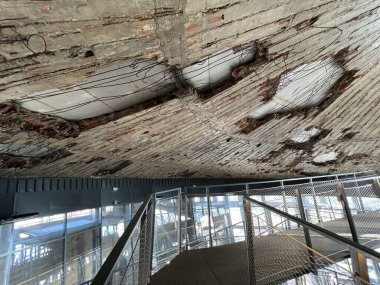 Merdiven ve tesisatı olan Vukovar su kulesinin içi, Hırvatistan (Unutrasnjost vukovarskog vodotornja sa stubistem i instacijama - Srijem, Hrvatska)