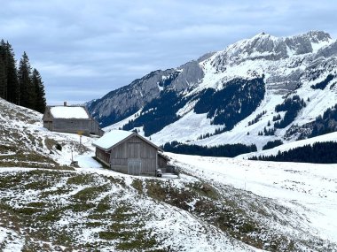 İsviçre çayırlarındaki yerli dağ kulübeleri ve ahşap ahırlar Alpstein dağ kütlesi Urnaesch 'in (ya da Urnasch) taze kar örtüsüyle kaplıdır.
