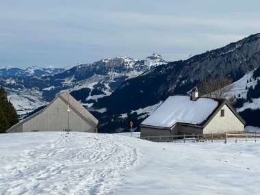 İsviçre çayırlarındaki yerli dağ kulübeleri ve ahşap ahırlar Alpstein dağ kütlesi Urnaesch 'in (ya da Urnasch) taze kar örtüsüyle kaplıdır.