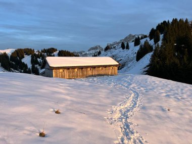 İsviçre çayırlarındaki yerli dağ kulübeleri ve ahşap ahırlar Alpstein dağ kütlesi Urnaesch 'in (ya da Urnasch) taze kar örtüsüyle kaplıdır.