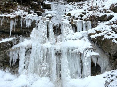 İsviçre Alplerinde kış buzulları ve donmuş su oluşumları ve Alpstein dağ sırasının yamaçlarında, Urnaesch (veya Urnasch) - Appenzell Innerrhoden Kantonu, İsviçre / Schweiz