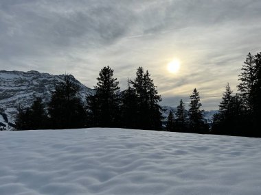 Akşam vakti Alpstein dağlarının karla kaplı yamaçlarında güneş batmadan önce İsviçre Alpleri, Urnaesch (ya da Urnasch) Kantonu, İsviçre / Schweiz