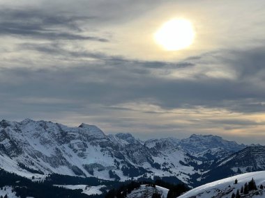 Akşam vakti Alpstein dağlarının karla kaplı yamaçlarında güneş batmadan önce İsviçre Alpleri, Urnaesch (ya da Urnasch) Kantonu, İsviçre / Schweiz