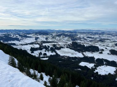 Kronberg dağının tepesinden gelen kış panoraması İsviçre tepeleri ve çayırları ilk karla kaplı Urnaesch (ya da Urnasch) - Appenzell Kantonu, İsviçre / Schweiz