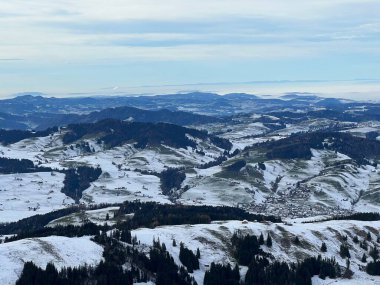 Kronberg dağının tepesinden gelen kış panoraması İsviçre tepeleri ve çayırları ilk karla kaplı Urnaesch (ya da Urnasch) - Appenzell Kantonu, İsviçre / Schweiz