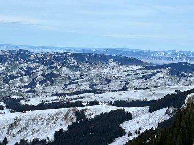 Kronberg dağının tepesinden gelen kış panoraması İsviçre tepeleri ve çayırları ilk karla kaplı Urnaesch (ya da Urnasch) - Appenzell Kantonu, İsviçre / Schweiz