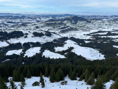 Kronberg dağının tepesinden gelen kış panoraması İsviçre tepeleri ve çayırları ilk karla kaplı Urnaesch (ya da Urnasch) - Appenzell Kantonu, İsviçre / Schweiz