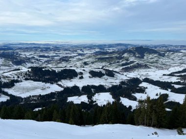 Kronberg dağının tepesinden gelen kış panoraması İsviçre tepeleri ve çayırları ilk karla kaplı Urnaesch (ya da Urnasch) - Appenzell Kantonu, İsviçre / Schweiz
