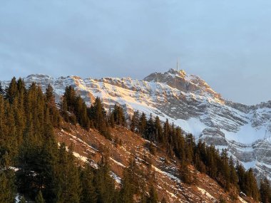 Alpstein dağlarında ve Appenzell Alp dağlarında kar tepeli alp zirvesi Saentis (veya Santis, 2502 m), Alt St. Johann - St. Gallen Kantonu, İsviçre / Schweiz