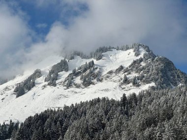 Snow-capped alpine peak Raaberg (1723 m), easternmost summit of the Mattstock massiv and above the Lake Walen or Lake Walenstadt (Walensee), Amden - Canton of St. Gallen, Switzerland / Schweiz