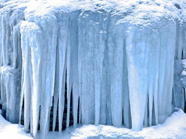 Alpstein dağlarının tepesindeki kayalıklarda kışın buz sarkıtları ve donmuş su oluşumları (Schweiz)