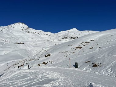 Excellently arranged and cleaned winter trails for walking, hiking, sports and recreation in the area of the Swiss tourist winter resort of Arosa - Canton of Grisons, Switzerland (Schweiz)