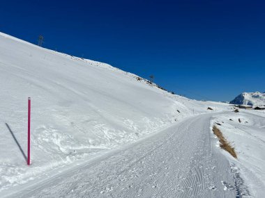 Excellently arranged and cleaned winter trails for walking, hiking, sports and recreation in the area of the Swiss tourist winter resort of Arosa - Canton of Grisons, Switzerland (Schweiz)