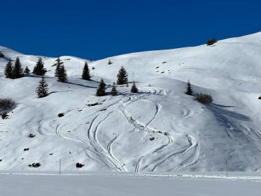 Wonderful winter hiking trails and traces in the fresh alpine snow cover of the Swiss Alps and over the tourist resort of Arosa - Canton of Grisons, Switzerland (Schweiz)