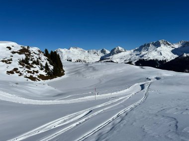 Wonderful winter hiking trails and traces in the fresh alpine snow cover of the Swiss Alps and over the tourist resort of Arosa - Canton of Grisons, Switzerland (Schweiz)