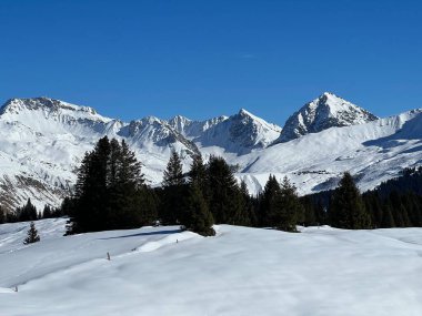 Beautiful sunlit and snow-capped alpine peaks above the Swiss tourist sports-recreational winter resort of Arosa - Canton of Grisons, Switzerland (Schweiz)
