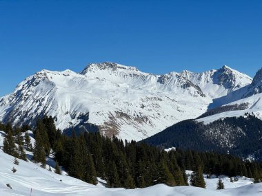 Beautiful sunlit and snow-capped alpine peaks above the Swiss tourist sports-recreational winter resort of Arosa - Canton of Grisons, Switzerland (Schweiz)