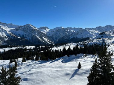 Beautiful sunlit and snow-capped alpine peaks above the Swiss tourist sports-recreational winter resort of Arosa - Canton of Grisons, Switzerland (Schweiz)