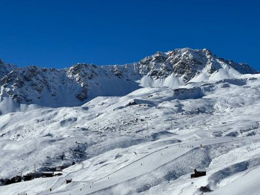 Snow-capped alpine peak Parpaner Weisshorn (2824 m) in the Plessur Alps mountain range (Plessur-Alpen or Plessurgebirge) and over the tourist resort of Arosa - Canton of Grisons, Switzerland (Schweiz)