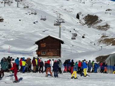 Carmenna high speed chairlift (detachable) with bubble (Carmenna - 4er Hochgeschwindigkeits-Sesselbahn oder kuppelbar mit Abdeckhauben) in the Swiss tourist resort of Arosa - Canton of Grisons, Switzerland / Schweiz