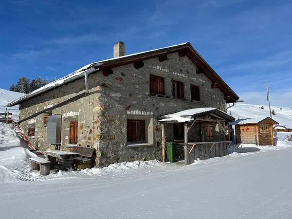 Old Traditional Swiss Rural Architecture Alpine Livestock Farms Winter Ambience — Fotografia de Stock