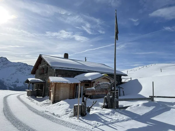 Antigua Arquitectura Rural Suiza Tradicional Granjas Ganaderas Alpinas Ambiente Invernal — Foto de Stock