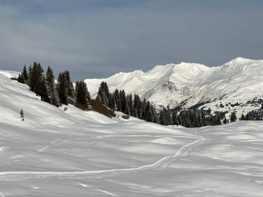 Beautiful sunlit and snow-capped alpine peaks above the Swiss tourist sports-recreational winter resort of Arosa - Canton of Grisons, Switzerland (Schweiz)