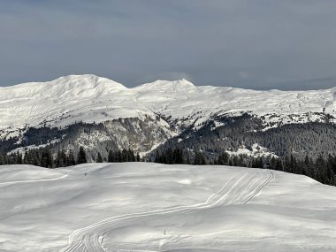 Beautiful sunlit and snow-capped alpine peaks above the Swiss tourist sports-recreational winter resort of Arosa - Canton of Grisons, Switzerland (Schweiz)