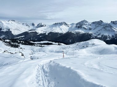 Beautiful sunlit and snow-capped alpine peaks above the Swiss tourist sports-recreational winter resort of Arosa - Canton of Grisons, Switzerland (Schweiz)