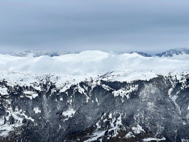 Beautiful sunlit and snow-capped alpine peaks above the Swiss tourist sports-recreational winter resort of Arosa - Canton of Grisons, Switzerland (Schweiz)