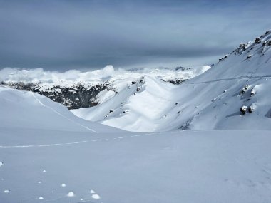 Beautiful sunlit and snow-capped alpine peaks above the Swiss tourist sports-recreational winter resort of Arosa - Canton of Grisons, Switzerland (Schweiz)