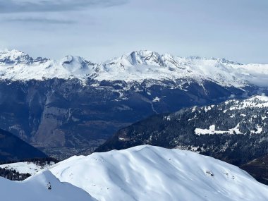 Beautiful sunlit and snow-capped alpine peaks above the Swiss tourist sports-recreational winter resort of Arosa - Canton of Grisons, Switzerland (Schweiz)