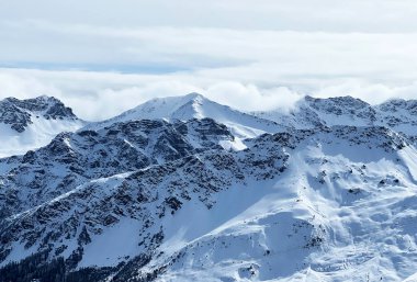 Beautiful sunlit and snow-capped alpine peaks above the Swiss tourist sports-recreational winter resort of Arosa - Canton of Grisons, Switzerland (Schweiz)