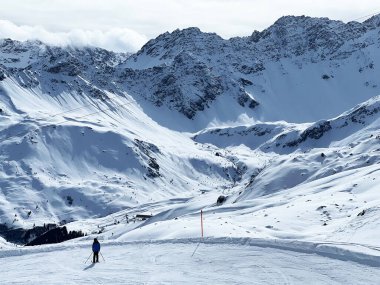 Beautiful sunlit and snow-capped alpine peaks above the Swiss tourist sports-recreational winter resort of Arosa - Canton of Grisons, Switzerland (Schweiz)