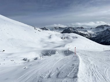 Beautiful sunlit and snow-capped alpine peaks above the Swiss tourist sports-recreational winter resort of Arosa - Canton of Grisons, Switzerland (Schweiz)