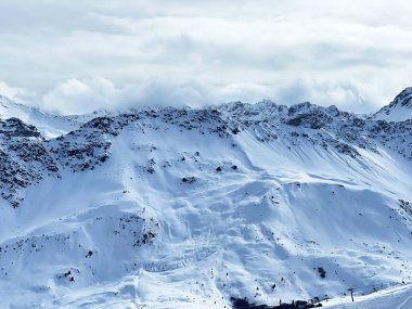 İsviçre 'nin Arosa Kantonu' nun (İsviçre) üzerinde güneşli ve karla kaplı dağ zirveleri (Schweiz))