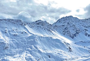 Beautiful sunlit and snow-capped alpine peaks above the Swiss tourist sports-recreational winter resort of Arosa - Canton of Grisons, Switzerland (Schweiz)