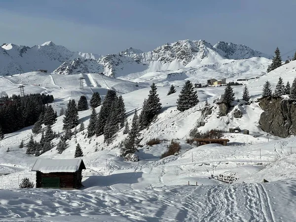 İsviçre 'nin Arosa Kantonu' nun (İsviçre) üzerinde güneşli ve karla kaplı dağ zirveleri (Schweiz))
