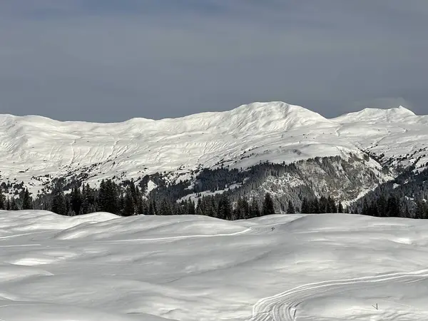 Beautiful Sunlit Snow Capped Alpine Peaks Swiss Tourist Sports Recreational —  Fotos de Stock