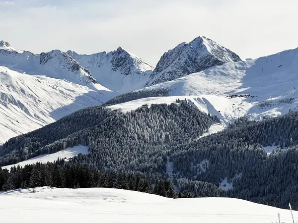 Прекрасний Сонячний Промінь Вкриті Снігом Альпійські Вершини Над Швейцарським Туристичним — стокове фото