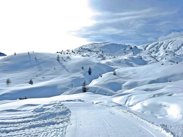 Beautiful Sunlit Snow Capped Alpine Peaks Swiss Tourist Sports Recreational — Foto de Stock
