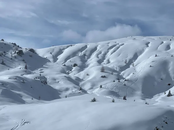 Beautiful Sunlit Snow Capped Alpine Peaks Swiss Tourist Sports Recreational — Fotografia de Stock