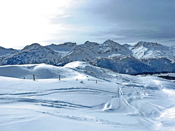 Beautiful Sunlit Snow Capped Alpine Peaks Swiss Tourist Sports Recreational — Stock Fotó