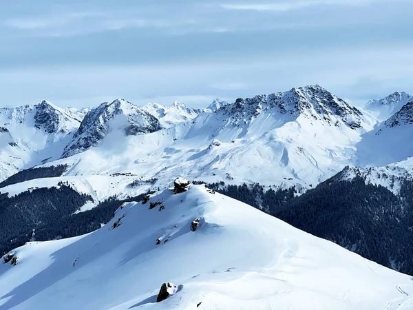 Krásné Sluncem Zalité Zasněžené Horské Vrcholy Nad Švýcarským Turistickým Sportovně — Stock fotografie
