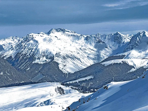Hermosos Picos Alpinos Iluminados Por Sol Nevados Por Encima Estación —  Fotos de Stock